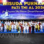 Kepala Staf TNI AL Laksamana TNI Muhammad Ali bersama para laksamana peserta wisuda purna wira perwira tinggi TNI AL. Sumber foto: Dispenal