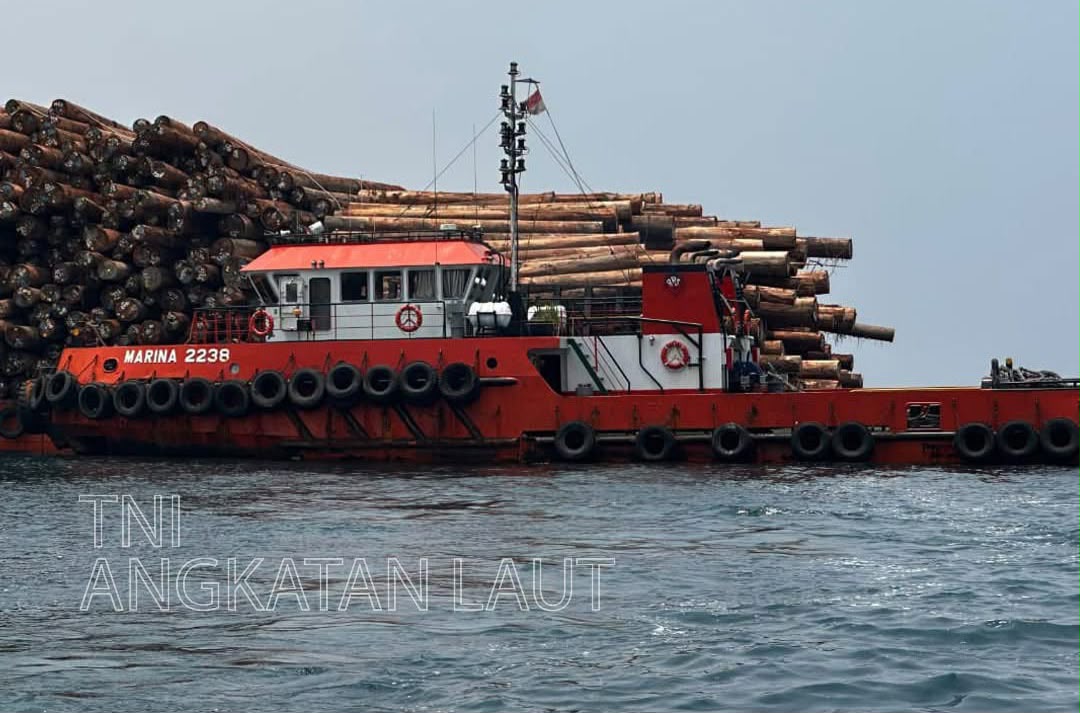 Kapal Tugboat (TB) Marina 2238 yang menarik Pontoon (TK) Marine Power 3039 bermuatan ribuan kubik kayu log di perairan utara Pulau Buru ditangkap oleh KRI Posepa-870. Sumber foto: Dispenal Kapal Tugboat (TB) Marina 2238 yang menarik Pontoon (TK) Marine Power 3039 bermuatan ribuan kubik kayu log di perairan utara Pulau Buru ditangkap oleh KRI Posepa-870. Sumber foto: Dispenal