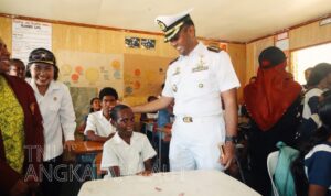 Komandan Satgas Gabungan Terpadu Port Visit 2026 Kolonel Laut (P) Bendictus Hery Murwanto dalam kegiatan Bakti Sosial di Kepulauan Solomon. Sumber foto: Dispenal
