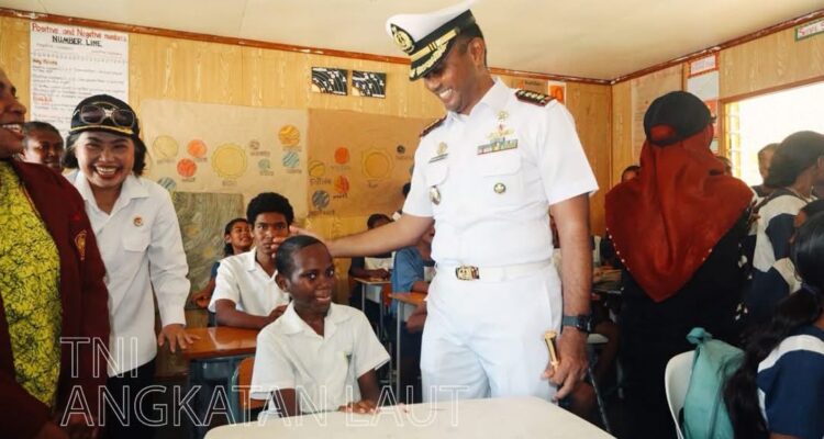 Komandan Satgas Gabungan Terpadu Port Visit 2026 Kolonel Laut (P) Bendictus Hery Murwanto dalam kegiatan Bakti Sosial di Kepulauan Solomon. Sumber foto: Dispenal