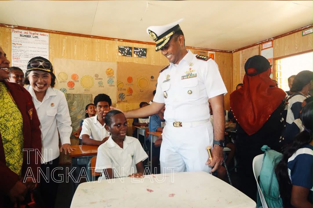 Komandan Satgas Gabungan Terpadu Port Visit 2026 Kolonel Laut (P) Bendictus Hery Murwanto dalam kegiatan Bakti Sosial di Kepulauan Solomon. Sumber foto: Dispenal Komandan Satgas Gabungan Terpadu Port Visit 2026 Kolonel Laut (P) Bendictus Hery Murwanto dalam kegiatan Bakti Sosial di Kepulauan Solomon. Sumber foto: Dispenal