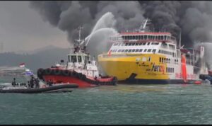 KMP Batumandi yang terbakar. Sumber foto: Dispenal KMP Batumandi yang terbakar. Sumber foto: Dispenal