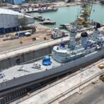 KRI Oswald Siahaan-354 sedang docking, menjalani pemeliharaan di PT PAL Indonesia, Surabaya, Jawa Timur. Sumber foto: Antara