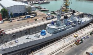 KRI Oswald Siahaan-354 sedang docking, menjalani pemeliharaan di PT PAL Indonesia, Surabaya, Jawa Timur. Sumber foto: Antara