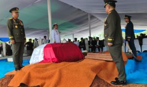Jenazah mantan Panglima TNI, Laksamana TNI (Purn) Widodo AS, dimakamkan di TMP Nasional Kalibata, Jakarta Selatan, Minggu (25/10). Sumber foto: indomaritim.com/Djok Jenazah mantan Panglima TNI, Laksamana TNI (Purn) Widodo AS, dimakamkan di TMP Nasional Kalibata, Jakarta Selatan, Minggu (25/10). Sumber foto: indomaritim.com/Djok