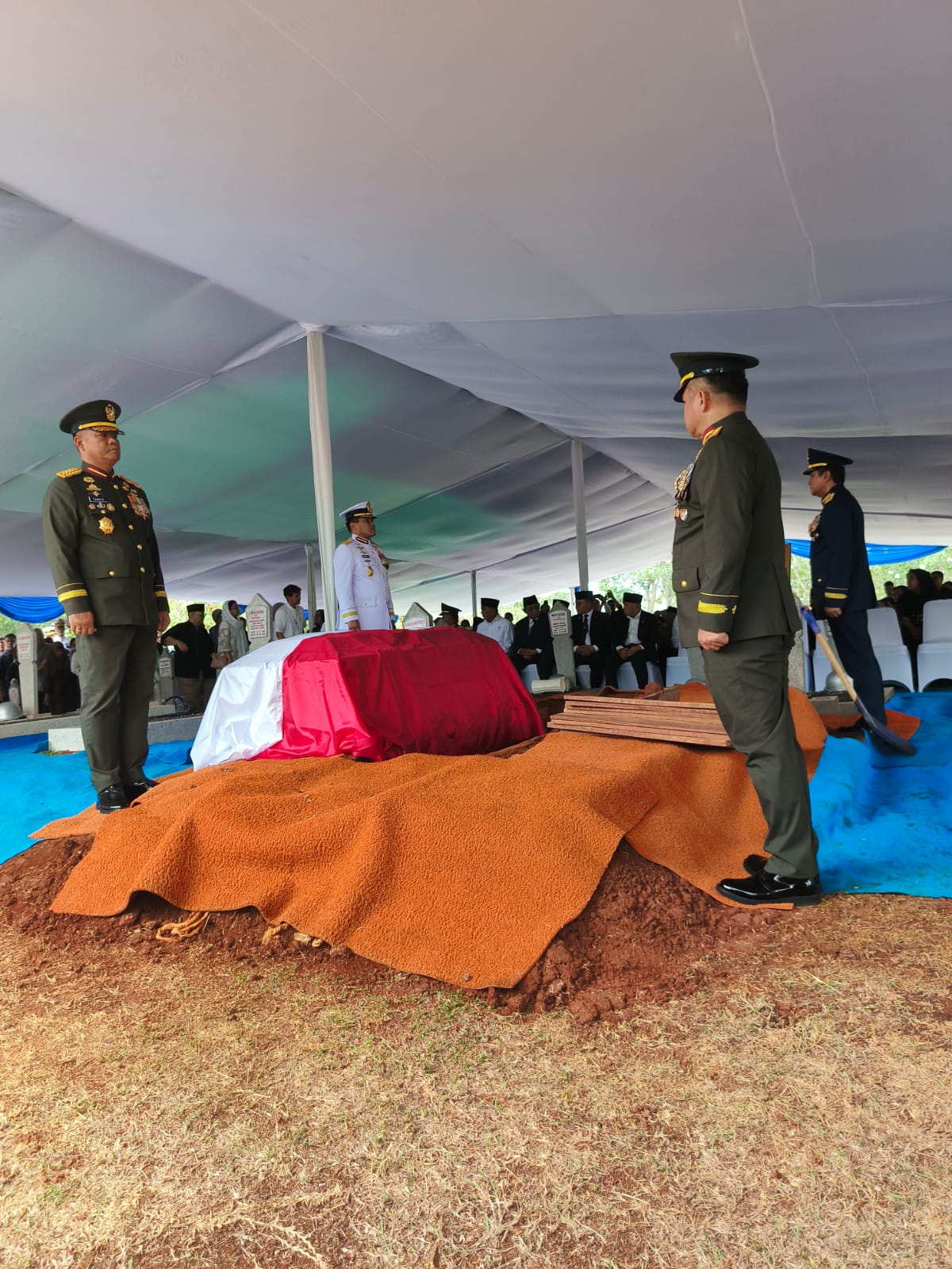 Jenazah mantan Panglima TNI, Laksamana TNI (Purn) Widodo AS, dimakamkan di TMP Nasional Kalibata, Jakarta Selatan, Minggu (25/10). Sumber foto: indomaritim.com/Djok