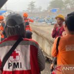 Tim SAR gabungan melakuka pencarian tubuh nelayan asal Kecamatan Cidaun, Kabupaten Cianjur, Jawa Barat yang dilaporkan hilang terbawa gelombang setelah perahunya dihantam gelombang, Minggu (25/10/2026). Sumber foto: Antara