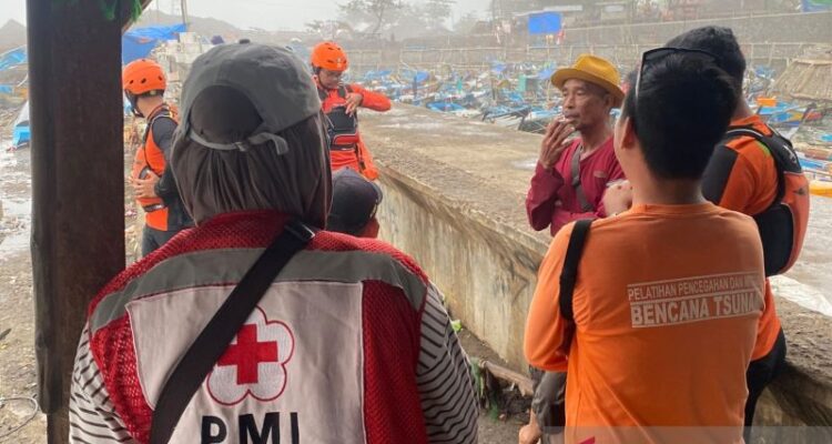 Tim SAR gabungan melakuka pencarian tubuh nelayan asal Kecamatan Cidaun, Kabupaten Cianjur, Jawa Barat yang dilaporkan hilang terbawa gelombang setelah perahunya dihantam gelombang, Minggu (25/10/2026). Sumber foto: Antara