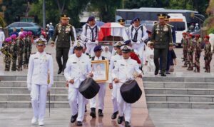 Prosesi pemakaman mantan Panglima TNI, Laksamana TNI (Purn) Widodo AS di TMP Kalibata, Minggu (25/10). Sumber foto: Biro Humas Kemhan Prosesi pemakaman mantan Panglima TNI, Laksamana TNI (Purn) Widodo AS di TMP Kalibata, Minggu (25/10). Sumber foto: Biro Humas Kemhan