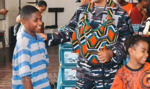 Komandan Satgas Gabungan Terpadu Port Visit 2026 Kolonel Laut (P) Benedictus Hery Murwanto bersama anak-anak Papua Nugini. Sumber foto: Dinas Penerangan TNI AL Komandan Satgas Gabungan Terpadu Port Visit 2026 Kolonel Laut (P) Benedictus Hery Murwanto bersama anak-anak Papua Nugini. Sumber foto: Dinas Penerangan TNI AL