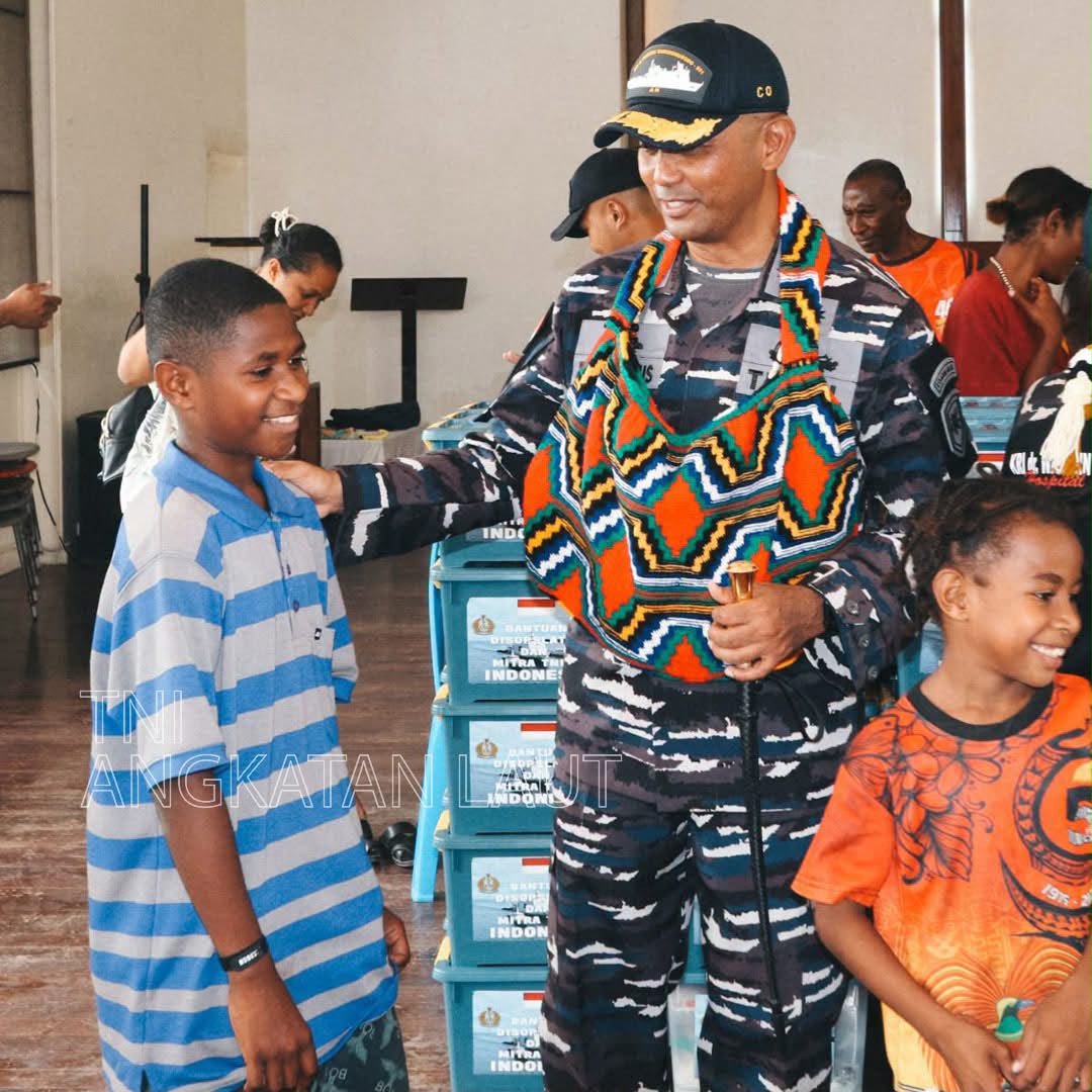 Komandan Satgas Gabungan Terpadu Port Visit 2026 Kolonel Laut (P) Benedictus Hery Murwanto bersama anak-anak Papua Nugini. Sumber foto: Dinas Penerangan TNI AL Komandan Satgas Gabungan Terpadu Port Visit 2026 Kolonel Laut (P) Benedictus Hery Murwanto bersama anak-anak Papua Nugini. Sumber foto: Dinas Penerangan TNI AL