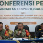 Komandan Lanudal Kolonel Laut (P) Henoch Nasarius Virzawan dalam jumpa pers di Bandara Internasional Juanda, Sidoarjo, Jawa Timur, Senin (26/10). Sumber foto: Dispenal