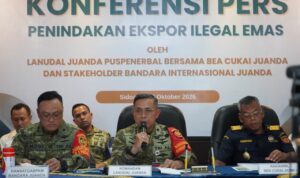 Komandan Lanudal Kolonel Laut (P) Henoch Nasarius Virzawan dalam jumpa pers di Bandara Internasional Juanda, Sidoarjo, Jawa Timur, Senin (26/10). Sumber foto: Dispenal Komandan Lanudal Kolonel Laut (P) Henoch Nasarius Virzawan dalam jumpa pers di Bandara Internasional Juanda, Sidoarjo, Jawa Timur, Senin (26/10). Sumber foto: Dispenal