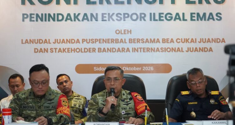 Komandan Lanudal Kolonel Laut (P) Henoch Nasarius Virzawan dalam jumpa pers di Bandara Internasional Juanda, Sidoarjo, Jawa Timur, Senin (26/10). Sumber foto: Dispenal