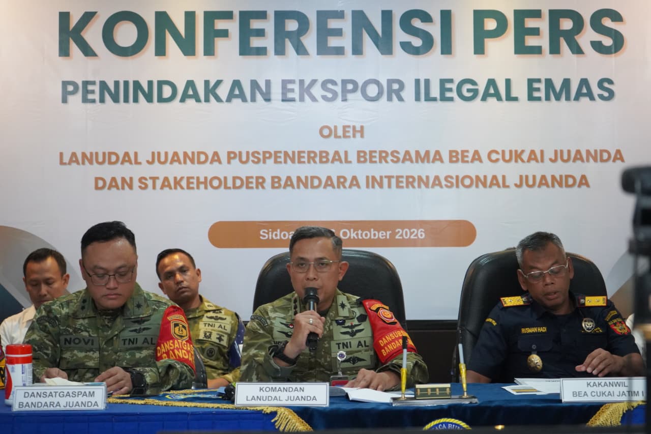 Komandan Lanudal Kolonel Laut (P) Henoch Nasarius Virzawan dalam jumpa pers di Bandara Internasional Juanda, Sidoarjo, Jawa Timur, Senin (26/10). Sumber foto: Dispenal Komandan Lanudal Kolonel Laut (P) Henoch Nasarius Virzawan dalam jumpa pers di Bandara Internasional Juanda, Sidoarjo, Jawa Timur, Senin (26/10). Sumber foto: Dispenal