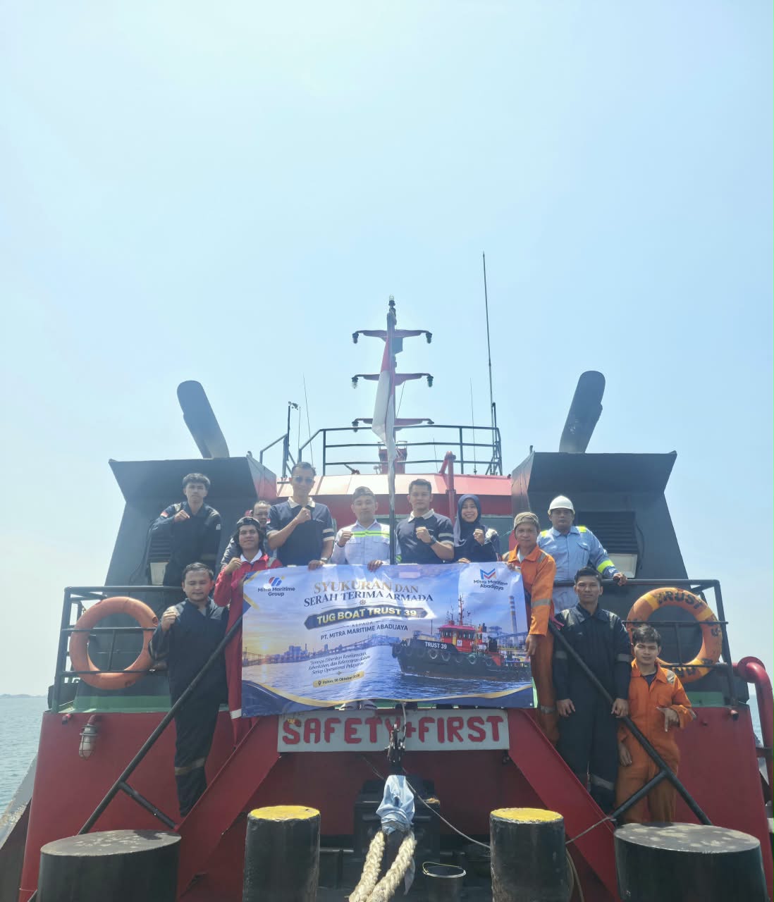 Aktifitas pemuda pada sebuah kapal. Foto: indomaritim.com/Ist