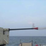 KRI Keris-624 melakukan latihan menembak menggunakan meriam di Laut Bali, Rabu (28/10/2026). Sumber foto: Antara