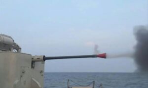 KRI Keris-624 melakukan latihan menembak menggunakan meriam di Laut Bali, Rabu (28/10/2026). Sumber foto: Antara