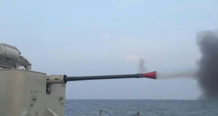 KRI Keris-624 melakukan latihan menembak menggunakan meriam di Laut Bali, Rabu (28/10/2026). Sumber foto: Antara