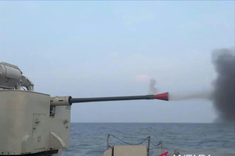 KRI Keris-624 melakukan latihan menembak menggunakan meriam di Laut Bali, Rabu (28/10/2026). Sumber foto: Antara KRI Keris-624 melakukan latihan menembak menggunakan meriam di Laut Bali, Rabu (28/10/2026). Sumber foto: Antara