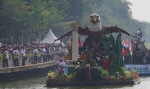 Perahu hias berlayar di Danau Sunter, Tanjung Priok, Jakarta Utara, dalam Festival Cilung (Cinta Lingkungan) 2026, Minggu (18/10/2026). Sumber foto: Antara Perahu hias berlayar di Danau Sunter, Tanjung Priok, Jakarta Utara, dalam Festival Cilung (Cinta Lingkungan) 2026, Minggu (18/10/2026). Sumber foto: Antara