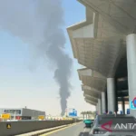 Asap tebal naik di dekat Bandara Internasional King Khalid di timur laut Riyadh, Arab Saudi. Sumber foto: Antara