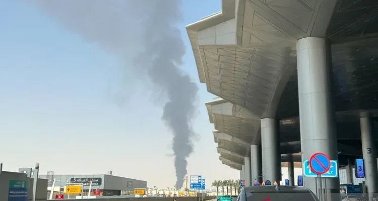 Asap tebal naik di dekat Bandara Internasional King Khalid di timur laut Riyadh, Arab Saudi. Sumber foto: Antara