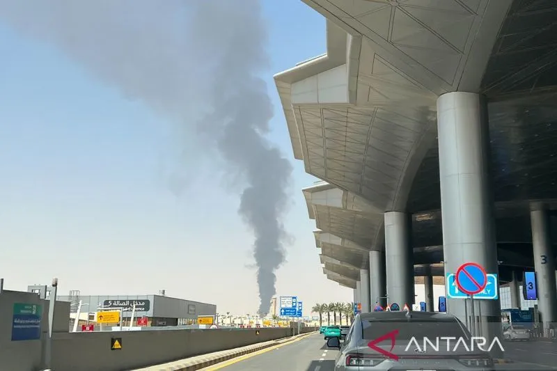 Asap tebal naik di dekat Bandara Internasional King Khalid di timur laut Riyadh, Arab Saudi. Sumber foto: Antara Asap tebal naik di dekat Bandara Internasional King Khalid di timur laut Riyadh, Arab Saudi. Sumber foto: Antara