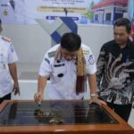Gubernur Kepulauan Bangka Belitung, Hidayat Arsani menandatangani prasasti peresmian Kampus Balai Benih Ikan Sentral (BBIS) Politeknik Manufaktur Negeri (Polman) Babel di Dusun Tutut Bangka, Desa Penyamun Kecamatan Pemali, Kabupaten Bangka, Kepulauan Bangka Belitung, Rabu (14/10/2026). Sumber foto: Antara