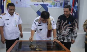 Gubernur Kepulauan Bangka Belitung, Hidayat Arsani menandatangani prasasti peresmian Kampus Balai Benih Ikan Sentral (BBIS) Politeknik Manufaktur Negeri (Polman) Babel di Dusun Tutut Bangka, Desa Penyamun Kecamatan Pemali, Kabupaten Bangka, Kepulauan Bangka Belitung, Rabu (14/10/2026). Sumber foto: Antara