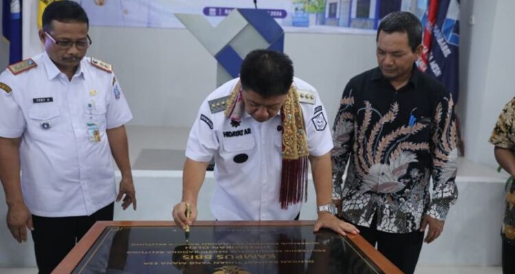 Gubernur Kepulauan Bangka Belitung, Hidayat Arsani menandatangani prasasti peresmian Kampus Balai Benih Ikan Sentral (BBIS) Politeknik Manufaktur Negeri (Polman) Babel di Dusun Tutut Bangka, Desa Penyamun Kecamatan Pemali, Kabupaten Bangka, Kepulauan Bangka Belitung, Rabu (14/10/2026). Sumber foto: Antara