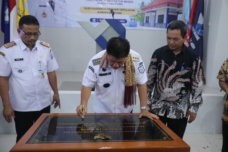 Gubernur Kepulauan Bangka Belitung, Hidayat Arsani menandatangani prasasti peresmian Kampus Balai Benih Ikan Sentral (BBIS) Politeknik Manufaktur Negeri (Polman) Babel di Dusun Tutut Bangka, Desa Penyamun Kecamatan Pemali, Kabupaten Bangka, Kepulauan Bangka Belitung, Rabu (14/10/2026). Sumber foto: Antara Gubernur Kepulauan Bangka Belitung, Hidayat Arsani menandatangani prasasti peresmian Kampus Balai Benih Ikan Sentral (BBIS) Politeknik Manufaktur Negeri (Polman) Babel di Dusun Tutut Bangka, Desa Penyamun Kecamatan Pemali, Kabupaten Bangka, Kepulauan Bangka Belitung, Rabu (14/10/2026). Sumber foto: Antara