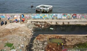 brin-catat-penurunan-muka-tanah-di-jakarta-2702673 Tanggul laut di Muara Baru, Penjaringan, Jakarta, Kamis (8/1/2026). Sumber foto: Antara