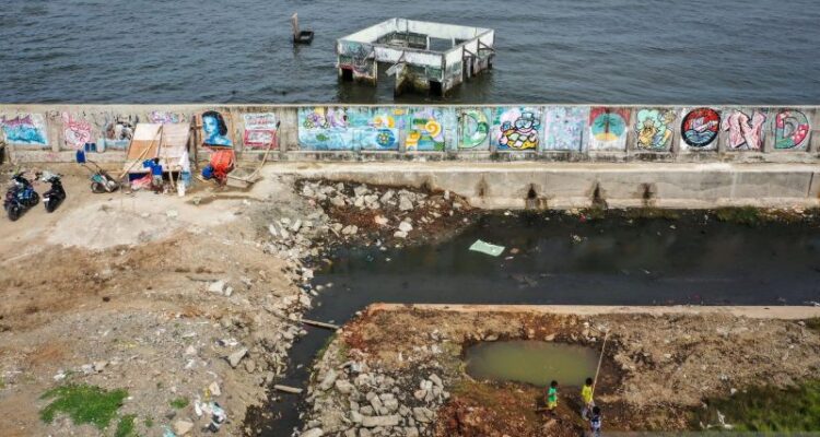 Tanggul laut di Muara Baru, Penjaringan, Jakarta, Kamis (8/1/2026). Sumber foto: Antara