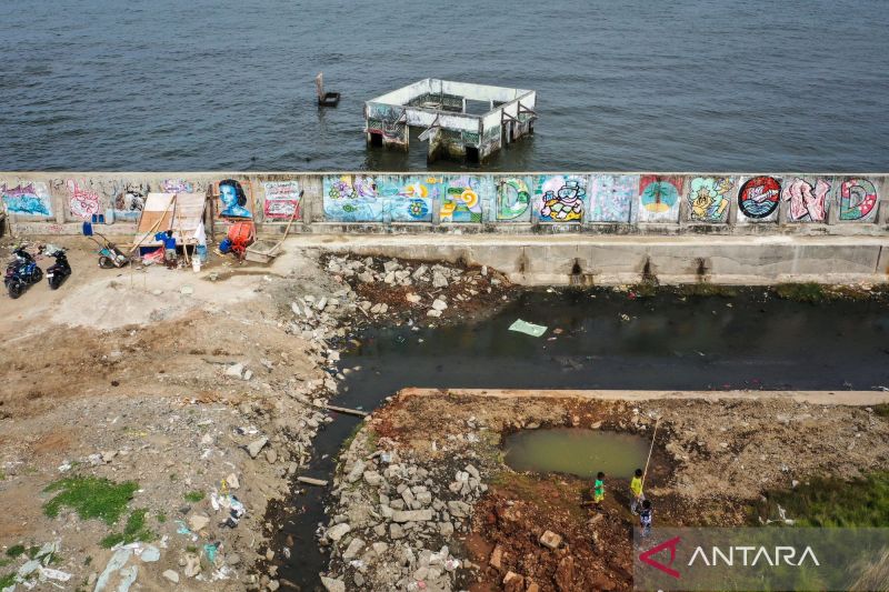 brin-catat-penurunan-muka-tanah-di-jakarta-2702673 Tanggul laut di Muara Baru, Penjaringan, Jakarta, Kamis (8/1/2026). Sumber foto: Antara