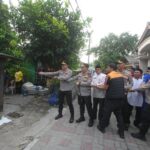 Kapolres Kepulauan Seribu AKBP Wikha Ardilestanto memimpin kegiatan bedah rumah warga di Pulau Untung Jawa, Kepulauan Seribu. Sumber foto: Antara