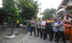 Kapolres Kepulauan Seribu AKBP Wikha Ardilestanto memimpin kegiatan bedah rumah warga di Pulau Untung Jawa, Kepulauan Seribu. Sumber foto: Antara Kapolres Kepulauan Seribu AKBP Wikha Ardilestanto memimpin kegiatan bedah rumah warga di Pulau Untung Jawa, Kepulauan Seribu. Sumber foto: Antara