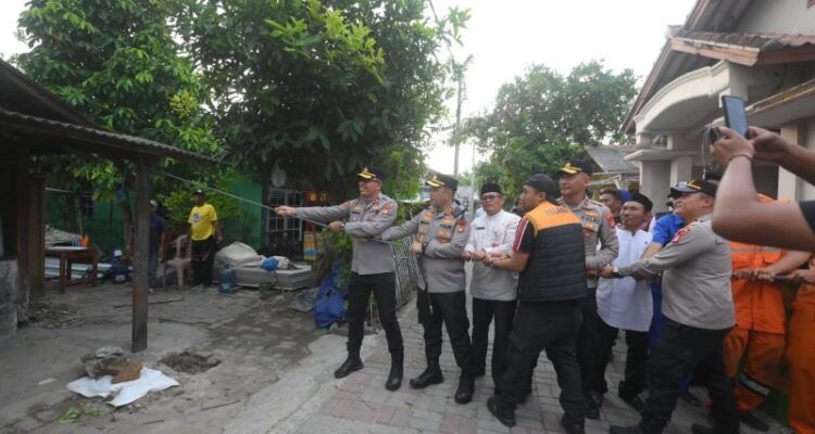 Kapolres Kepulauan Seribu AKBP Wikha Ardilestanto memimpin kegiatan bedah rumah warga di Pulau Untung Jawa, Kepulauan Seribu. Sumber foto: Antara