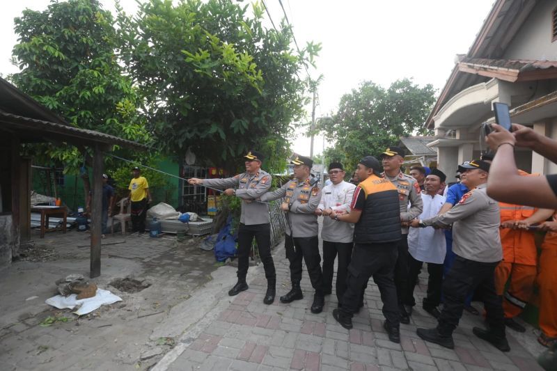 Kapolres Kepulauan Seribu AKBP Wikha Ardilestanto memimpin kegiatan bedah rumah warga di Pulau Untung Jawa, Kepulauan Seribu. Sumber foto: Antara Kapolres Kepulauan Seribu AKBP Wikha Ardilestanto memimpin kegiatan bedah rumah warga di Pulau Untung Jawa, Kepulauan Seribu. Sumber foto: Antara