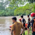 Tim SAR gabungan mencari petani yang dilaporkan hilang terseret arus sungai di Aceh Jaya, Selasa (20/10/2026). Sumber foto: Antara