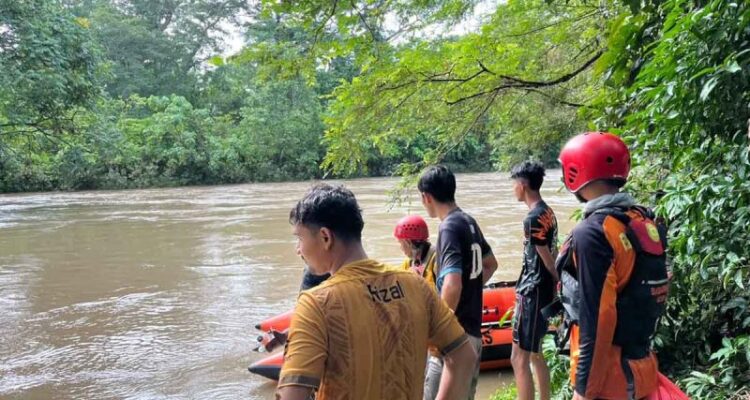 Tim SAR gabungan mencari petani yang dilaporkan hilang terseret arus sungai di Aceh Jaya, Selasa (20/10/2026). Sumber foto: Antara
