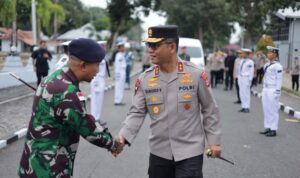 Kapolda Maluku bersama Dankodaeral IX melakukan pertemuan untuk memperkuat pengamanan perairan, di Ambon, Maluku. Sumber foto: Antara