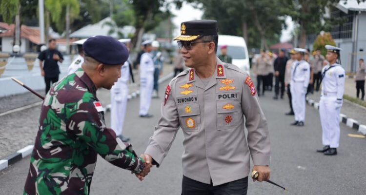 Kapolda Maluku bersama Dankodaeral IX melakukan pertemuan untuk memperkuat pengamanan perairan, di Ambon, Maluku. Sumber foto: Antara