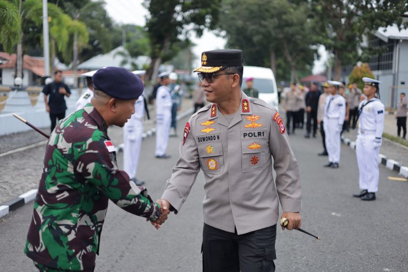 Kapolda Maluku bersama Dankodaeral IX melakukan pertemuan untuk memperkuat pengamanan perairan, di Ambon, Maluku. Sumber foto: Antara Kapolda Maluku bersama Dankodaeral IX melakukan pertemuan untuk memperkuat pengamanan perairan, di Ambon, Maluku. Sumber foto: Antara