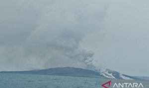 Ilustrasi: Aktivitas Gunung Anak Krakatau di Perairan Selat Sunda, Kabupaten Lampung Selatan Sumber foto: Antara Ilustrasi: Aktivitas Gunung Anak Krakatau di Perairan Selat Sunda, Kabupaten Lampung Selatan Sumber foto: Antara