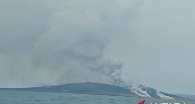 Ilustrasi: Aktivitas Gunung Anak Krakatau di Perairan Selat Sunda, Kabupaten Lampung Selatan Sumber foto: Antara