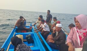 16 penumpang yang terombang ambing di lautan berhasil diselamatkan Basarnas Ternate, di Perairan Halmahera Selatan, Maluku Utara. Sumber foto: Antara