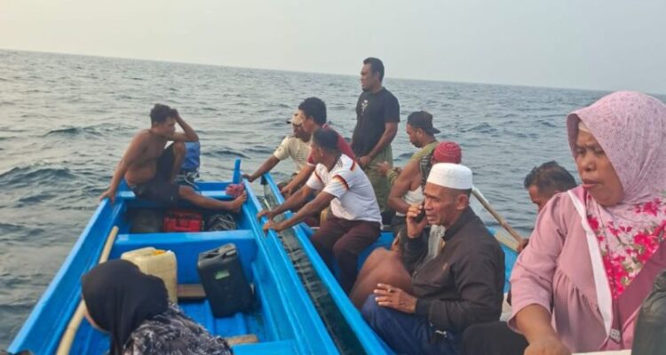 16 penumpang yang terombang ambing di lautan berhasil diselamatkan Basarnas Ternate, di Perairan Halmahera Selatan, Maluku Utara. Sumber foto: Antara