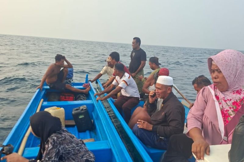 16 penumpang yang terombang ambing di lautan berhasil diselamatkan Basarnas Ternate, di Perairan Halmahera Selatan, Maluku Utara. Sumber foto: Antara 16 penumpang yang terombang ambing di lautan berhasil diselamatkan Basarnas Ternate, di Perairan Halmahera Selatan, Maluku Utara. Sumber foto: Antara