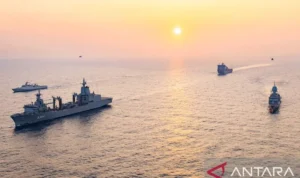 Ilustrasi - Kapal perang Indonesia dan Australia saat latihan bersama di Perairan Utara Pulau Bali. Minggu (18/10/2026). Sumber foto: Antara